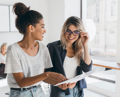 South African expats smiling while discussing emigration options to the Netherlands